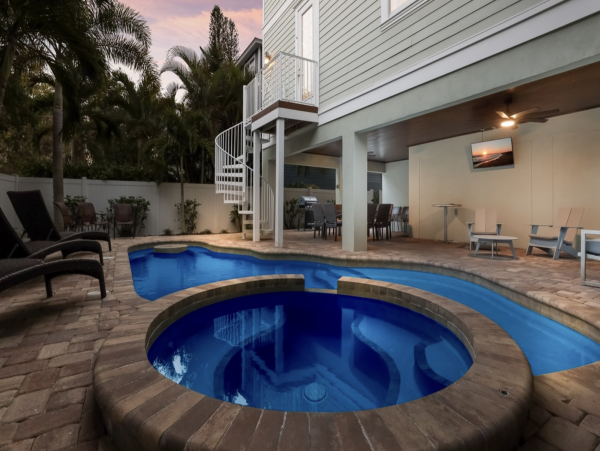 Six Bedroom Luxury Vacation Rental Anna Maria with Pool